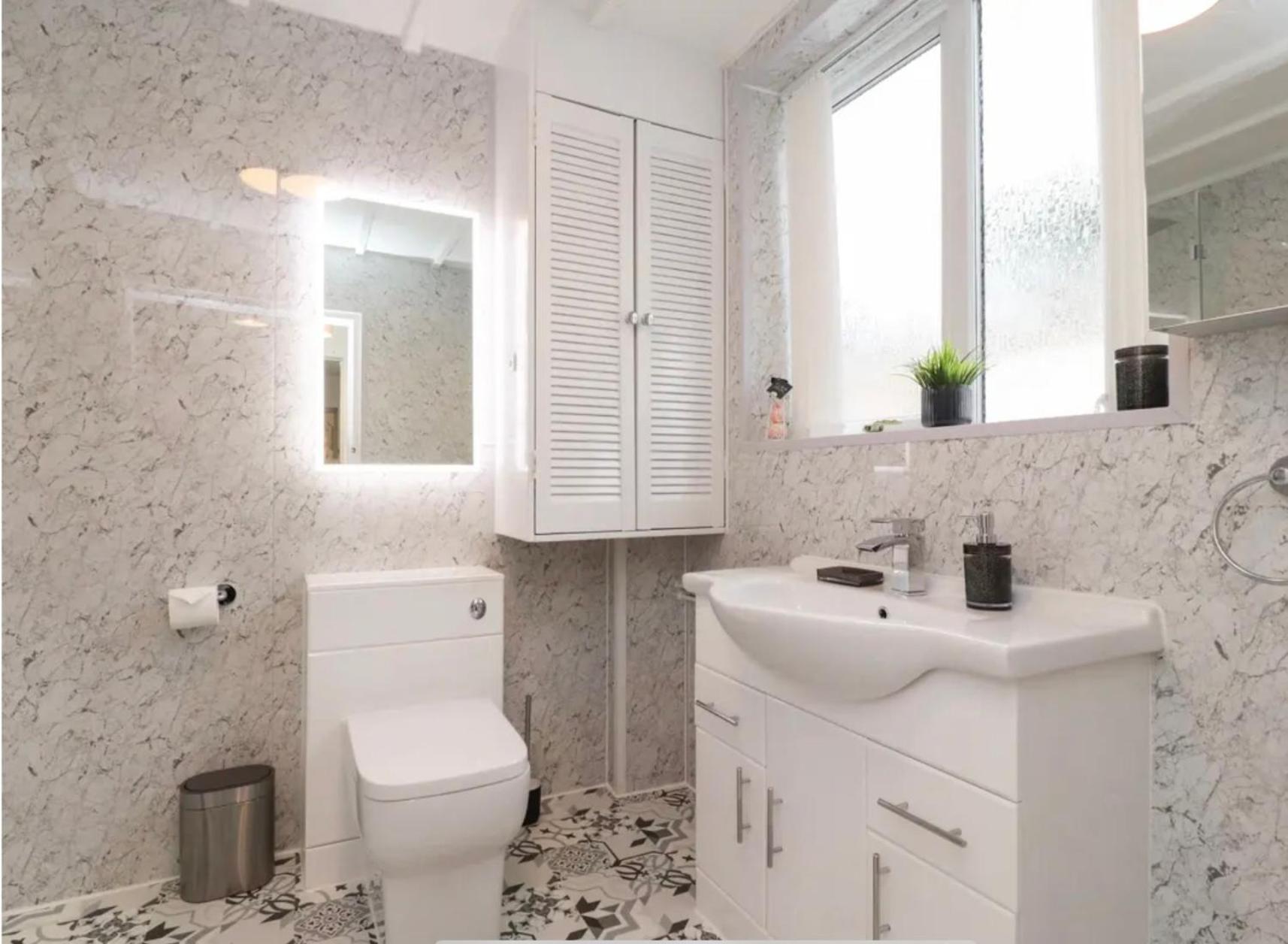 Kitty - 3 Bedroom - Warm And Welcoming - Sleeps 5 - Blackpool