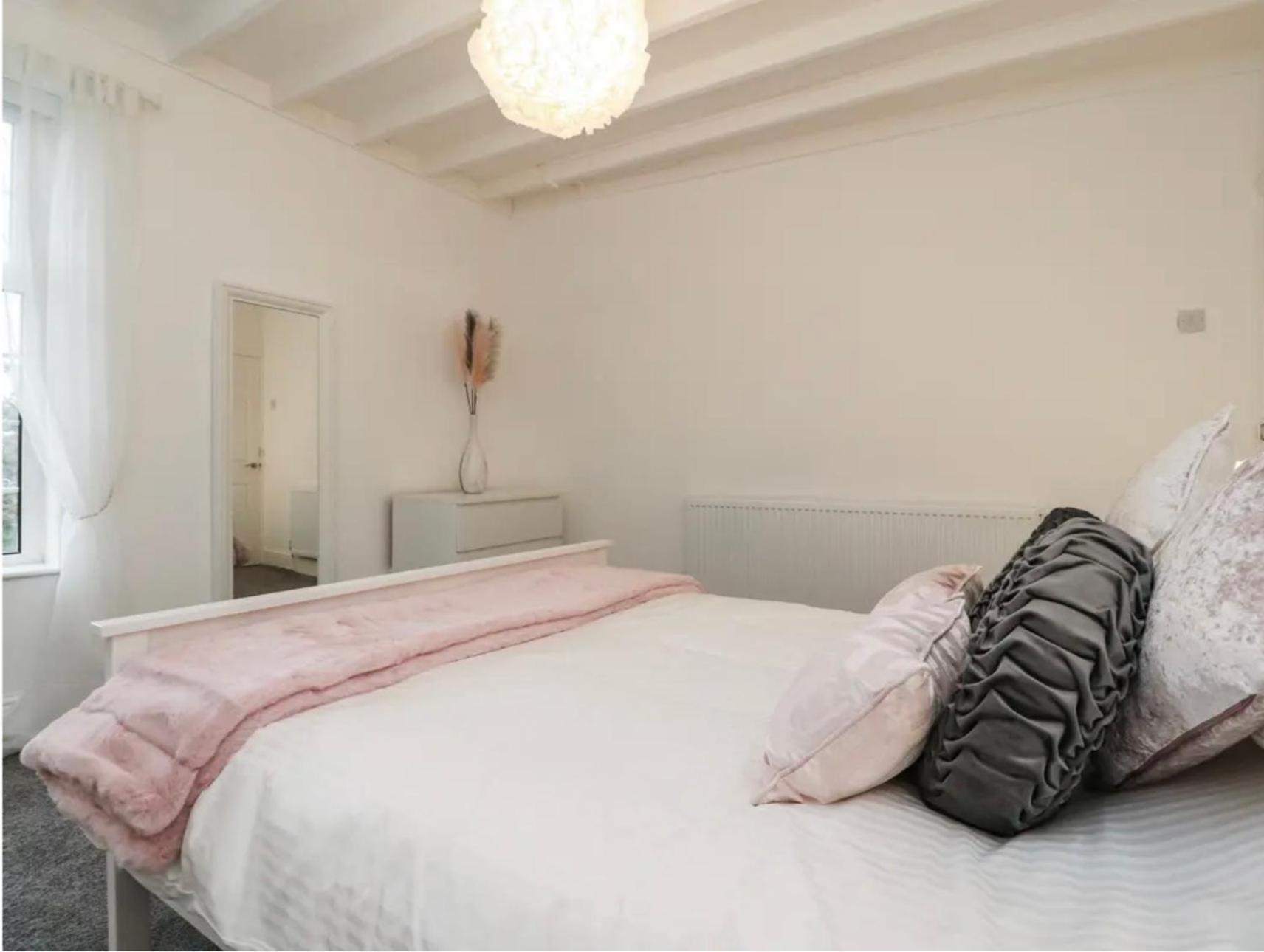 Kitty - 3 Bedroom - Warm And Welcoming - Sleeps 5 - * Blackpool