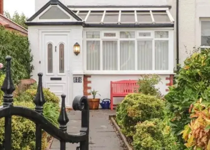 Kitty Cottage - 3 Bedroom - Warm And Welcoming - Sleeps 5 - Blackpool